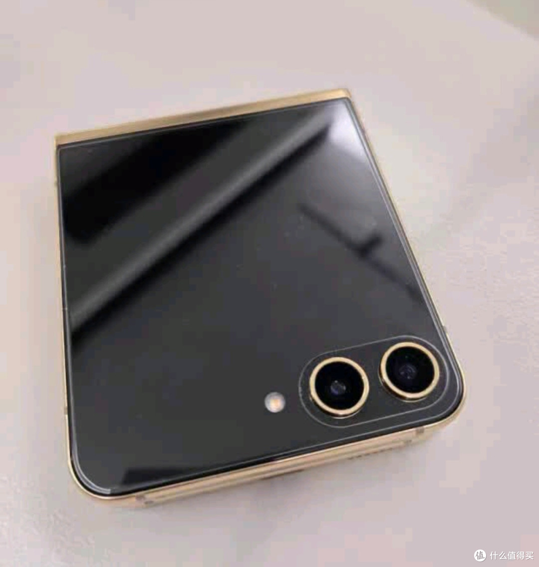 三星Samsung心系天下W24 Flip：折叠屏中的典雅瑰宝