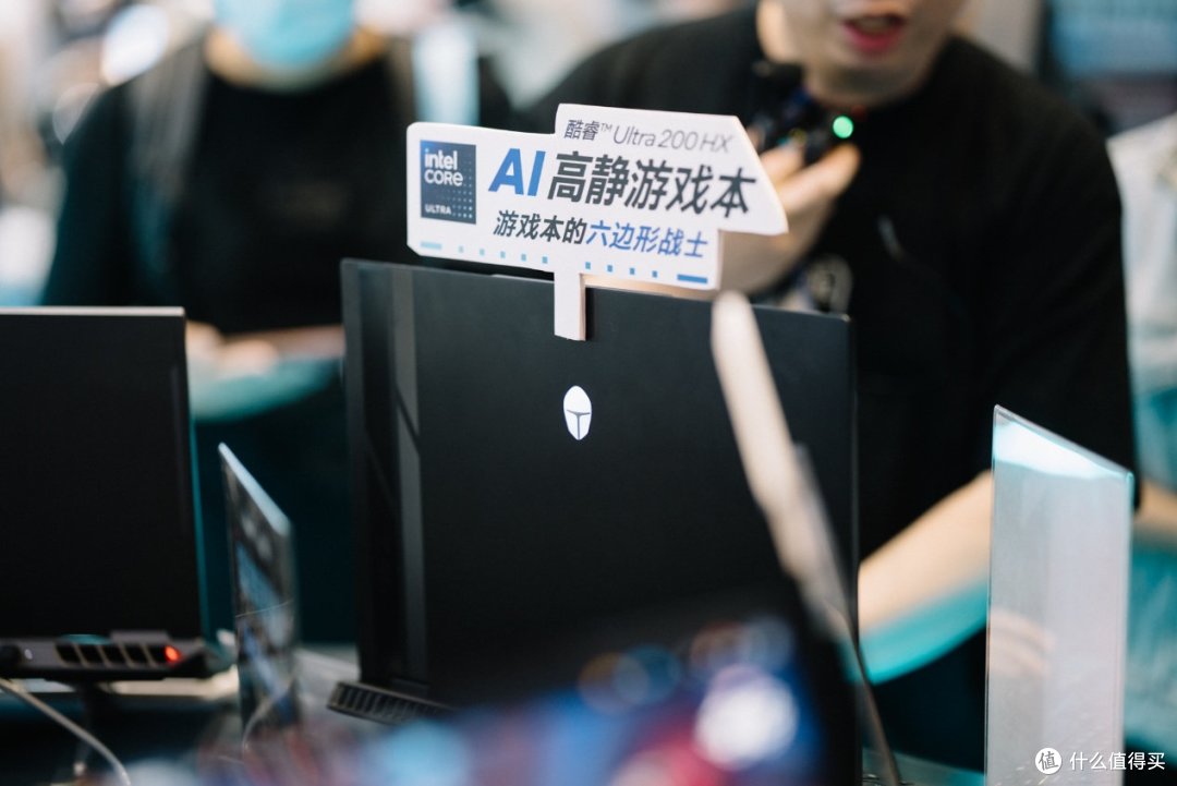BW2025:雷神发布AI高静游戏本ZERO 16 Pro AI,以及ZERO 18 Pro