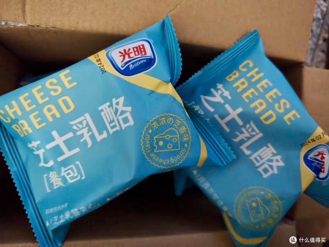 醇厚爆浆,一口沦陷!光明芝士乳酪餐包的晨光治愈