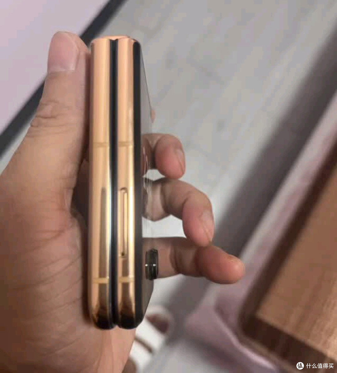 摩托罗拉moto Razr 50 Ultra:折叠屏里的时尚智能之选