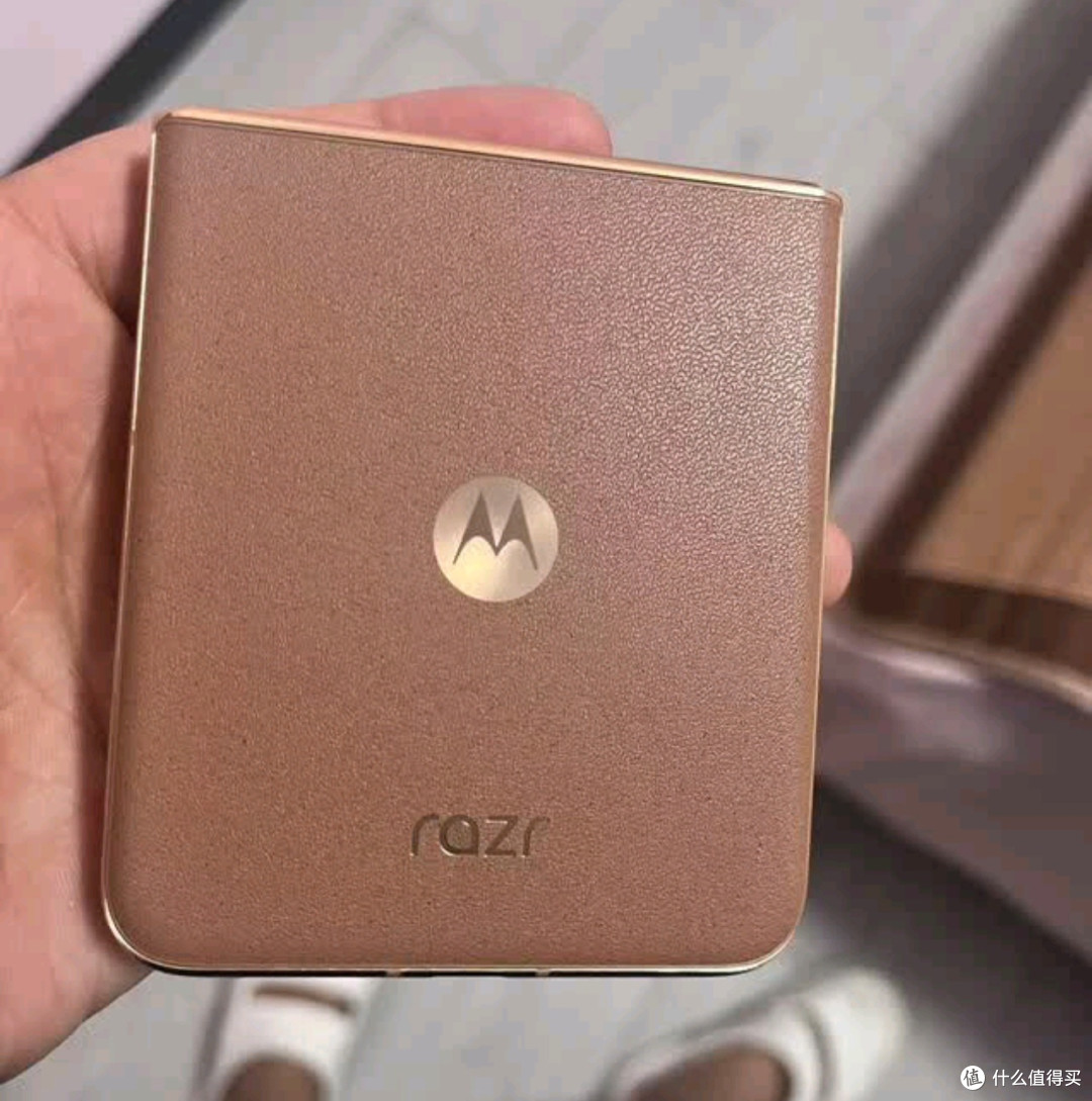 摩托罗拉moto Razr 50 Ultra:折叠屏里的时尚智能之选