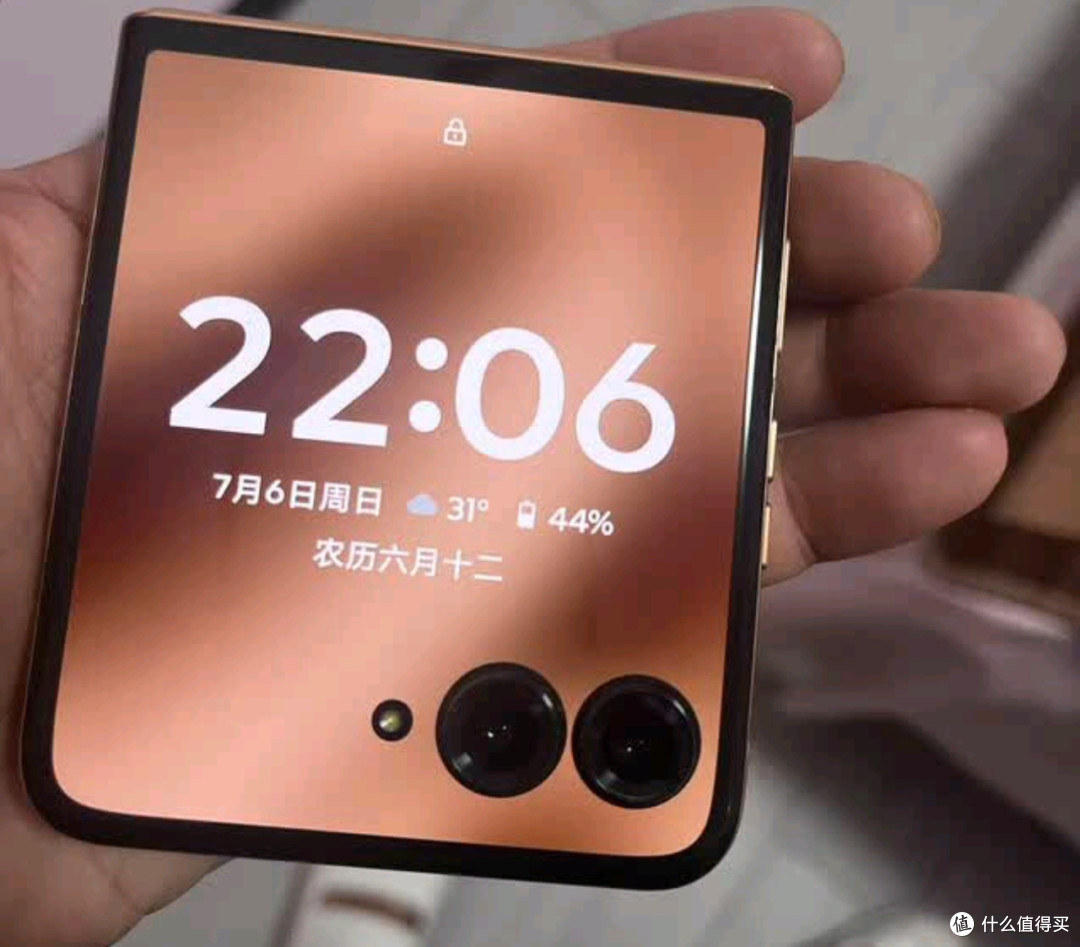 摩托罗拉moto Razr 50 Ultra:折叠屏里的时尚智能之选