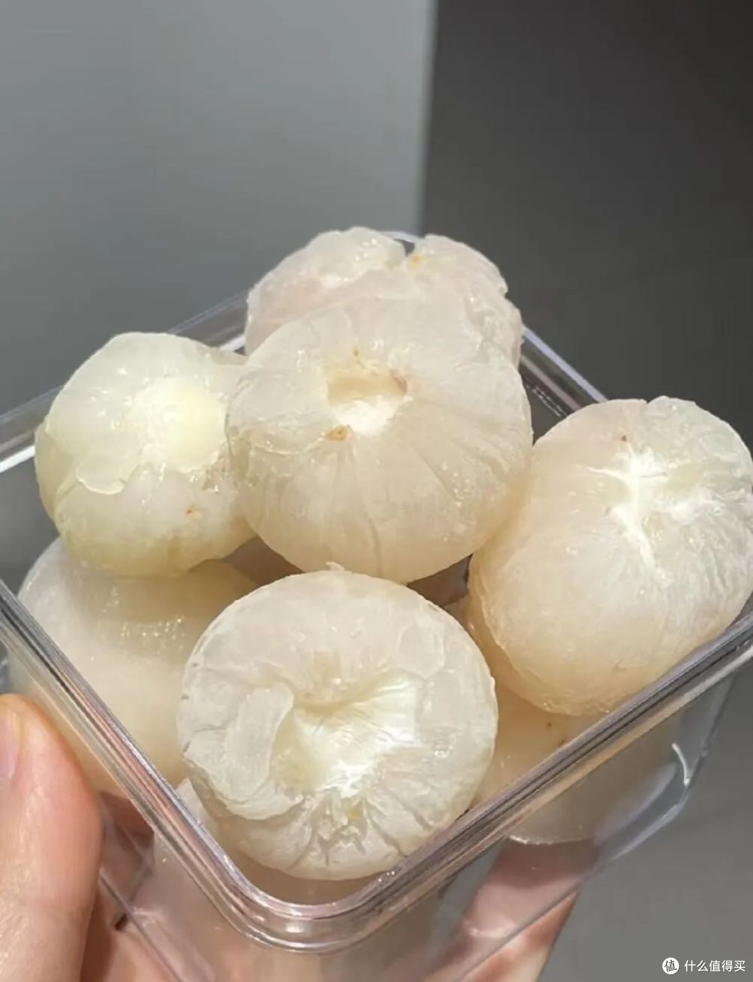 被年轻人的脑洞折服了!一颗小小的荔枝,都被 “吃出花”来了