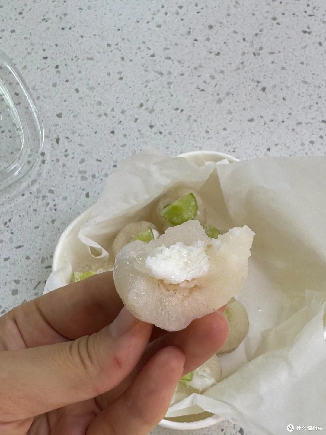 被年轻人的脑洞折服了!一颗小小的荔枝,都被 “吃出花”来了