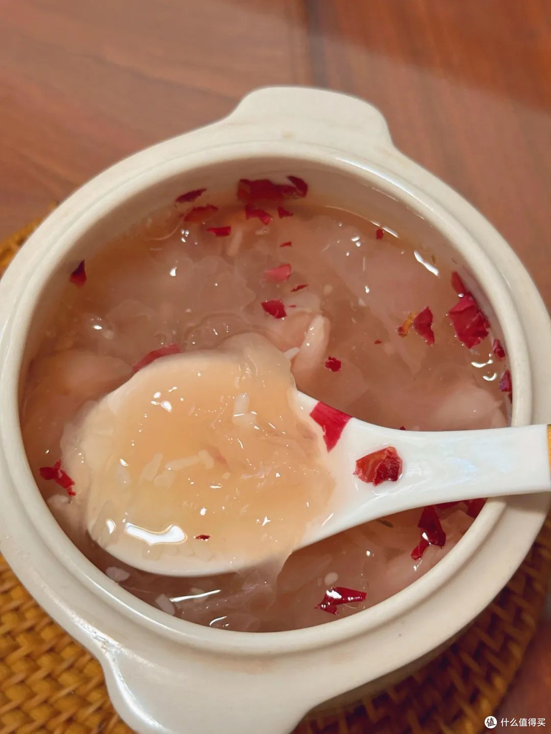 被年轻人的脑洞折服了!一颗小小的荔枝,都被 “吃出花”来了