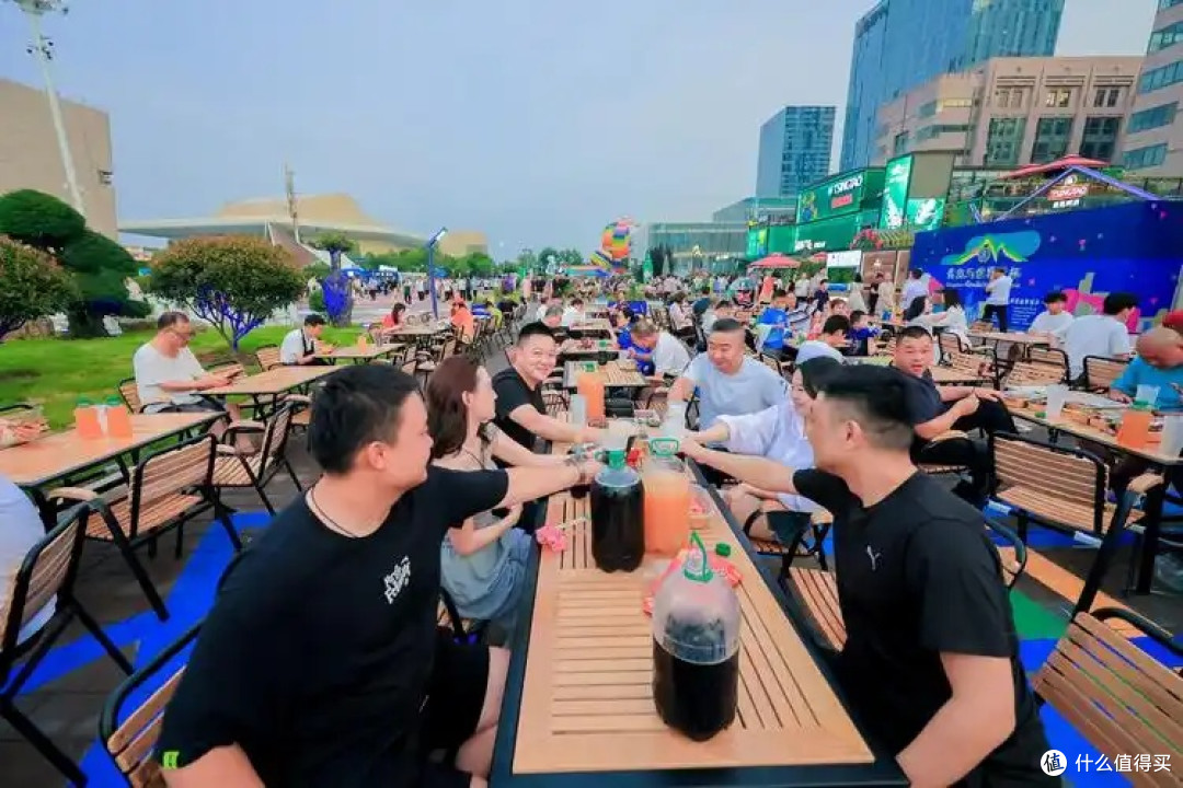 夏日啤酒狂欢，共享欢乐时光