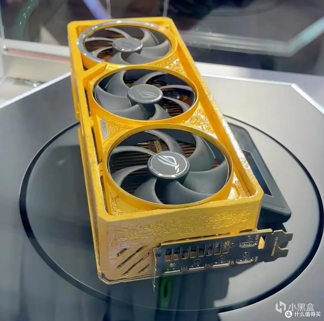 谁才是真正的黄金版？华硕ROG展示5公斤纯金打造RTX 5090夜神！
