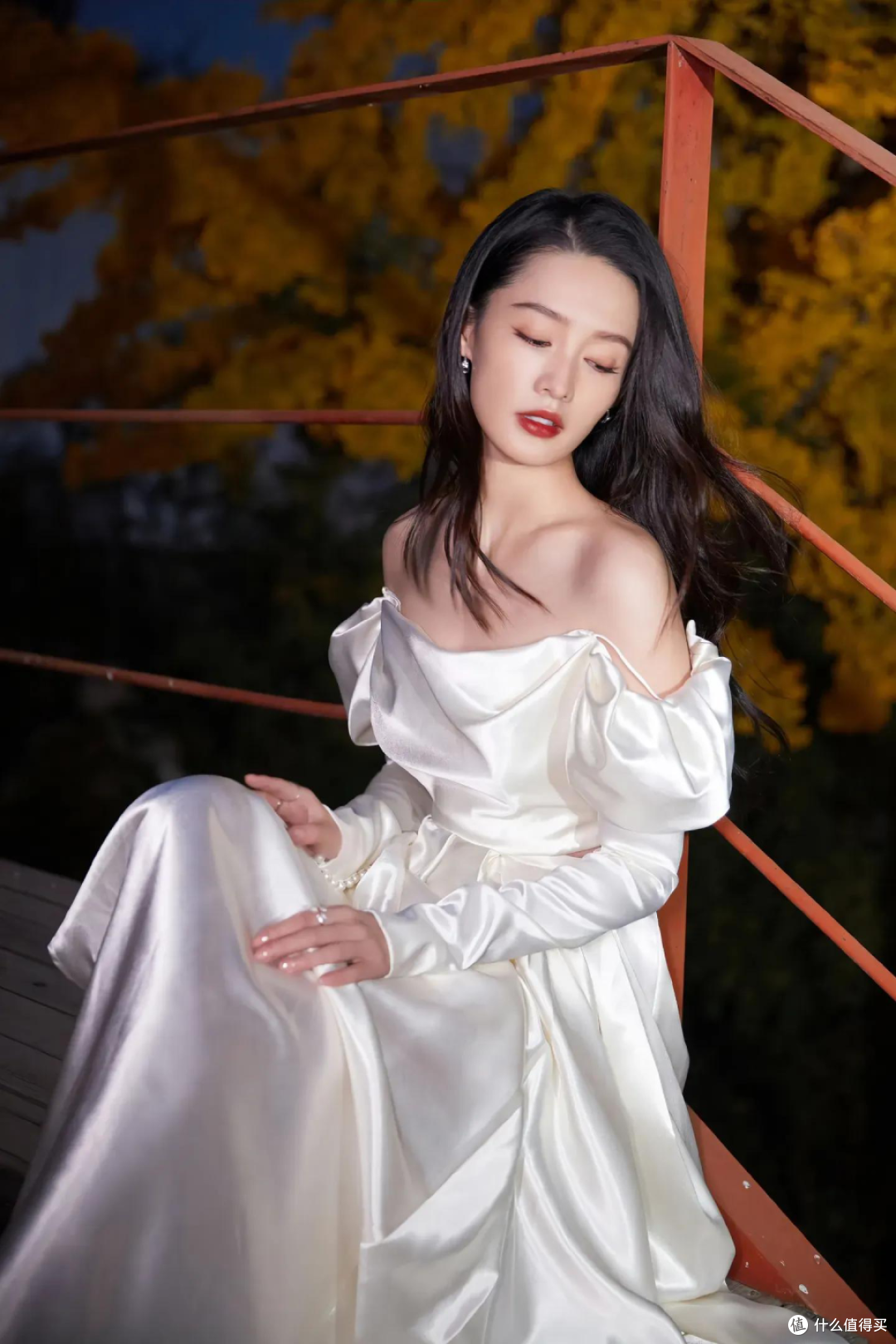 李沁一袭白色丝绸长裙，尽显她逆天身材，简直就是天生的时尚衣架