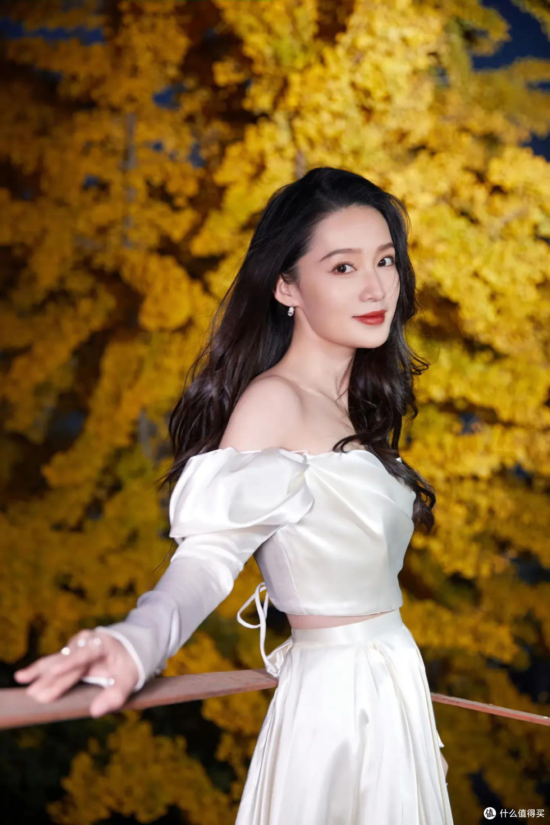 李沁一袭白色丝绸长裙，尽显她逆天身材，简直就是天生的时尚衣架