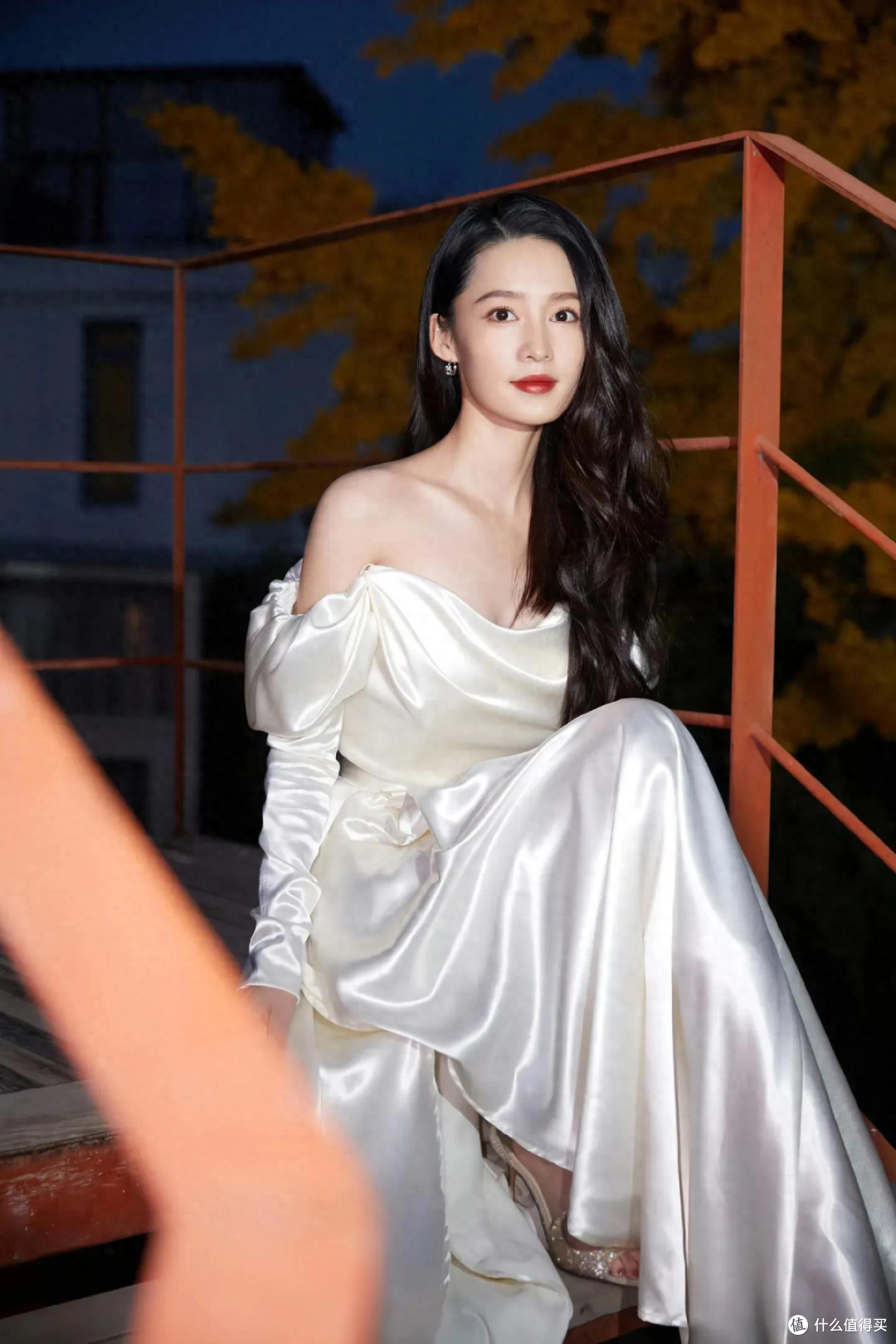 李沁一袭白色丝绸长裙，尽显她逆天身材，简直就是天生的时尚衣架