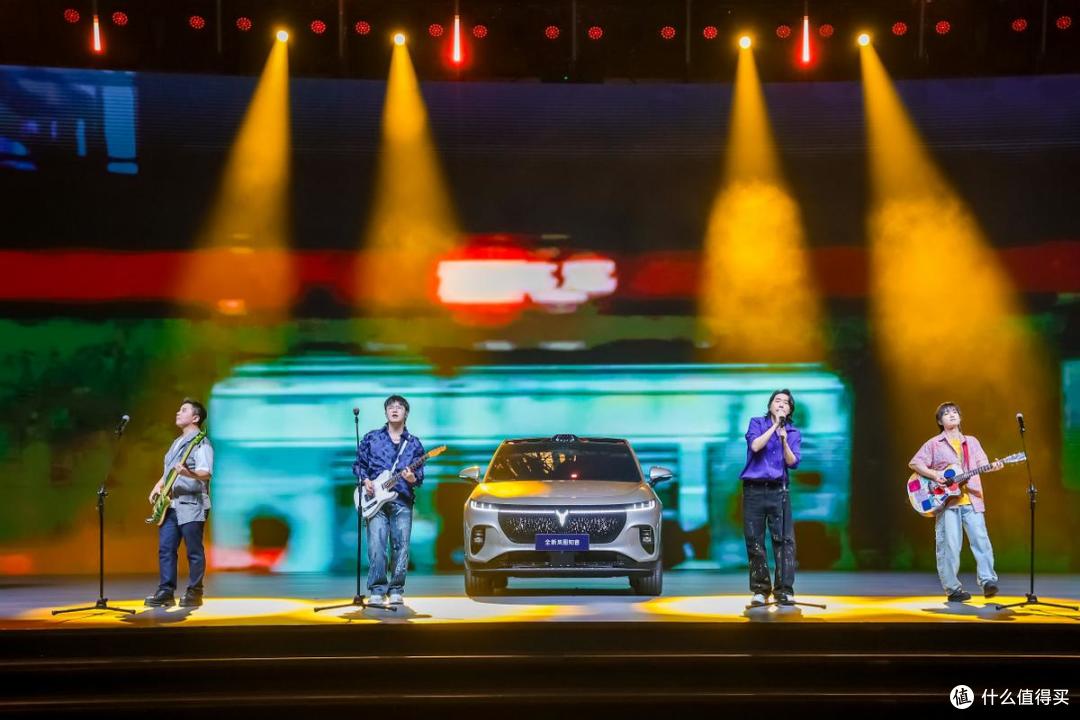 薛凯琪、水木年华助阵，2025岚图用户之夜举办，岚图FREE+上市
