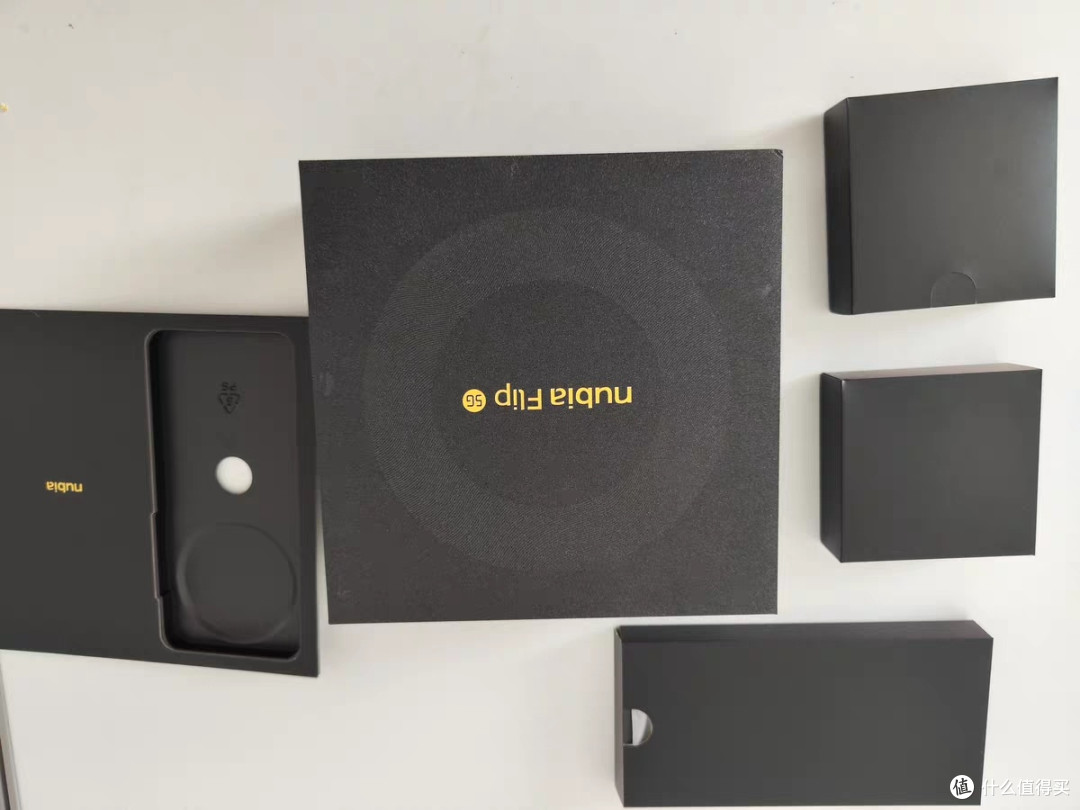 努比亚Flip 2:折叠屏界的「社恐救星」,你确定不来一台?