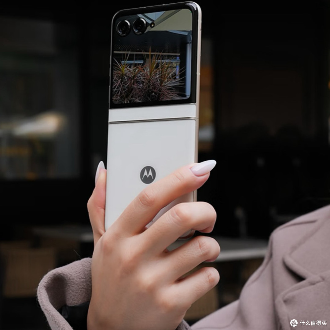 摩托罗拉Razr 50热爱橙：时尚折叠，大屏随行，补贴入手正当时！