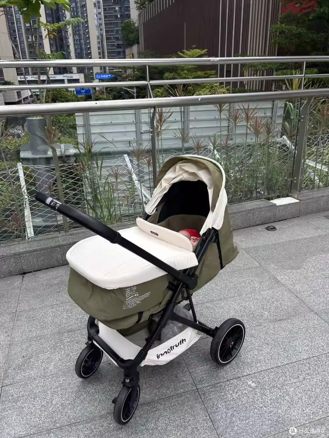 inno 婴儿车:带娃出门像推着移动城堡,可坐可躺太香了