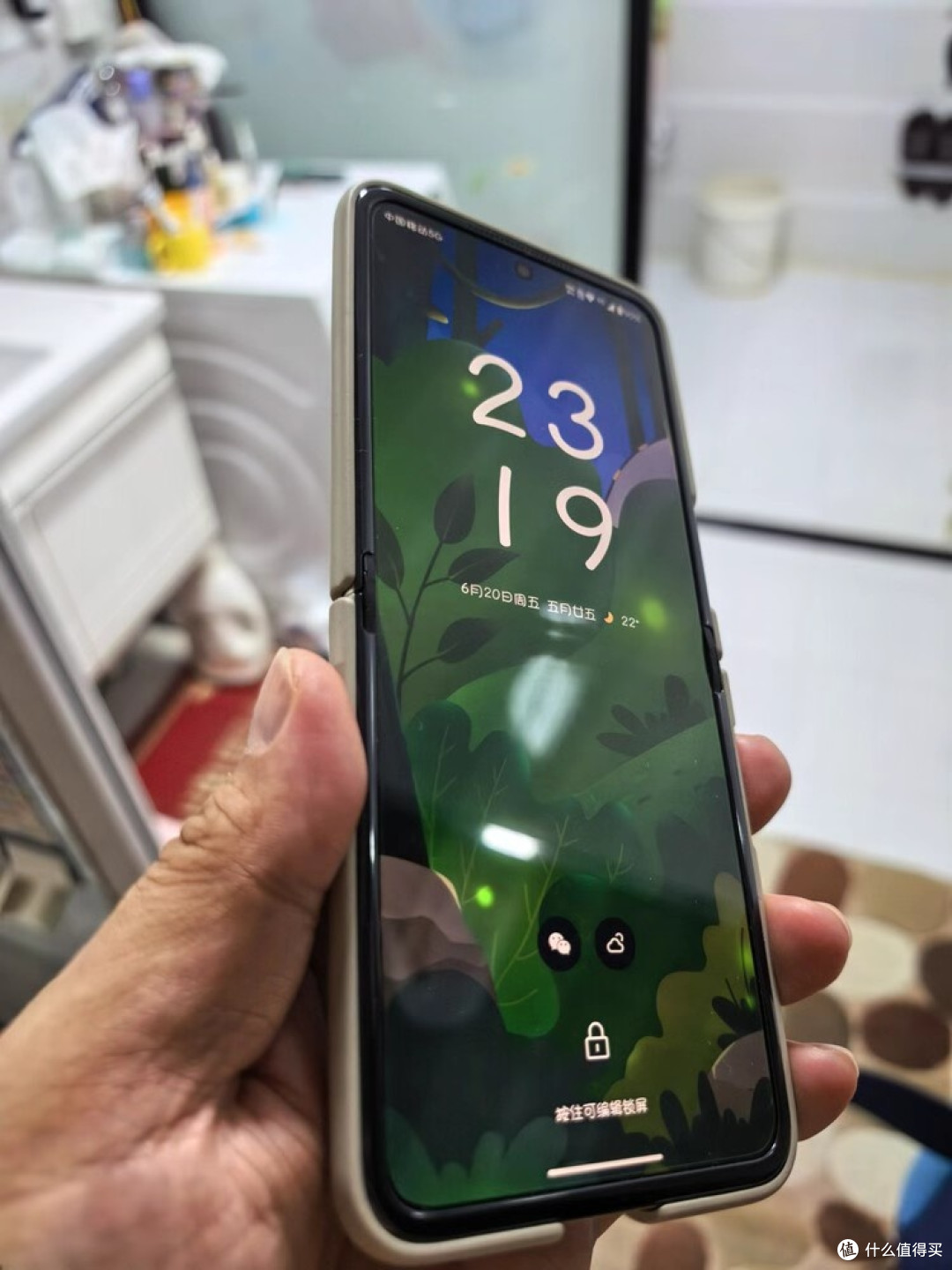 摩托罗拉razr折叠屏：实用美学新定义