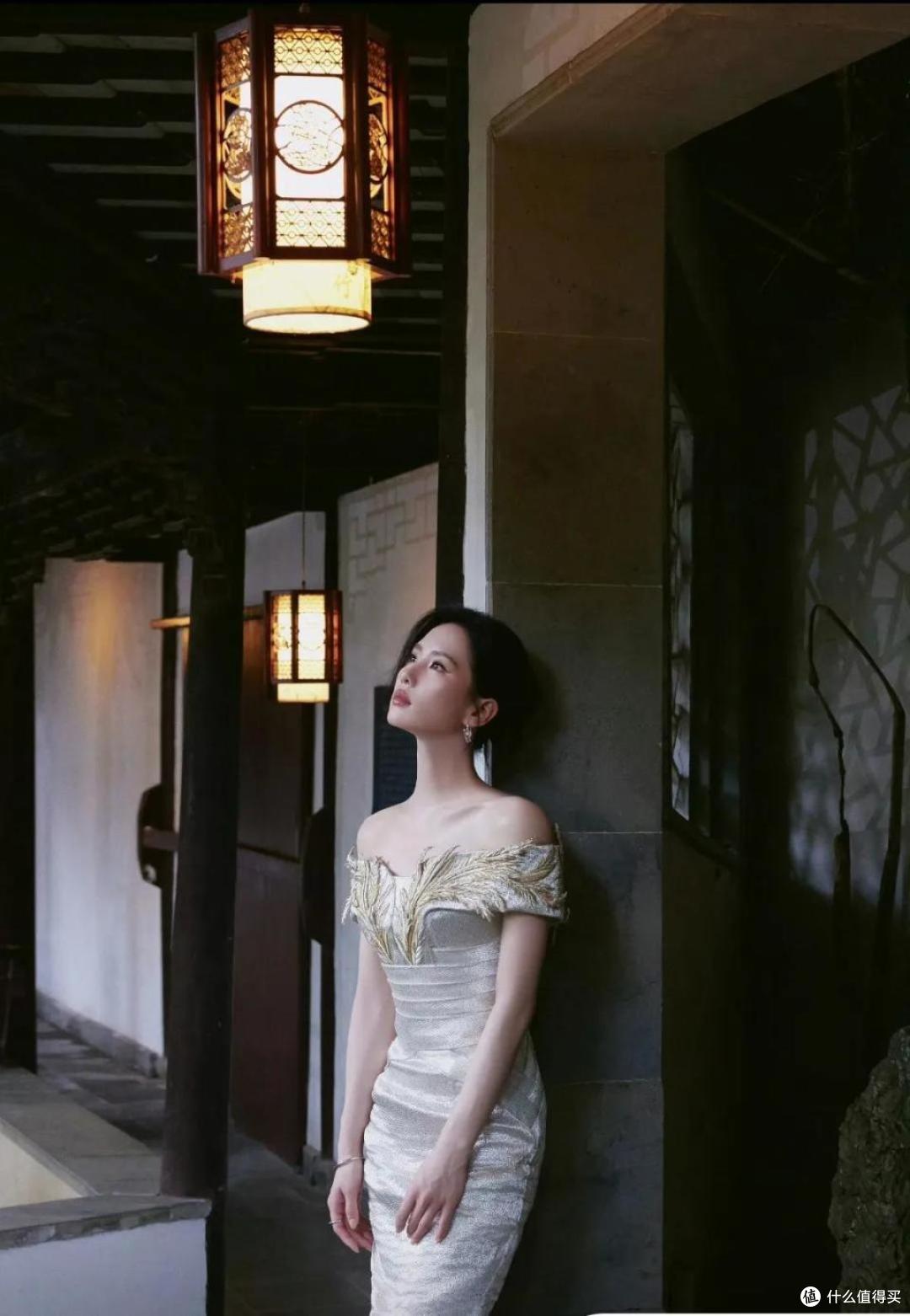 刘诗诗身穿银白色中式风鱼尾裙,完美演绎了东方美学的百变魅力