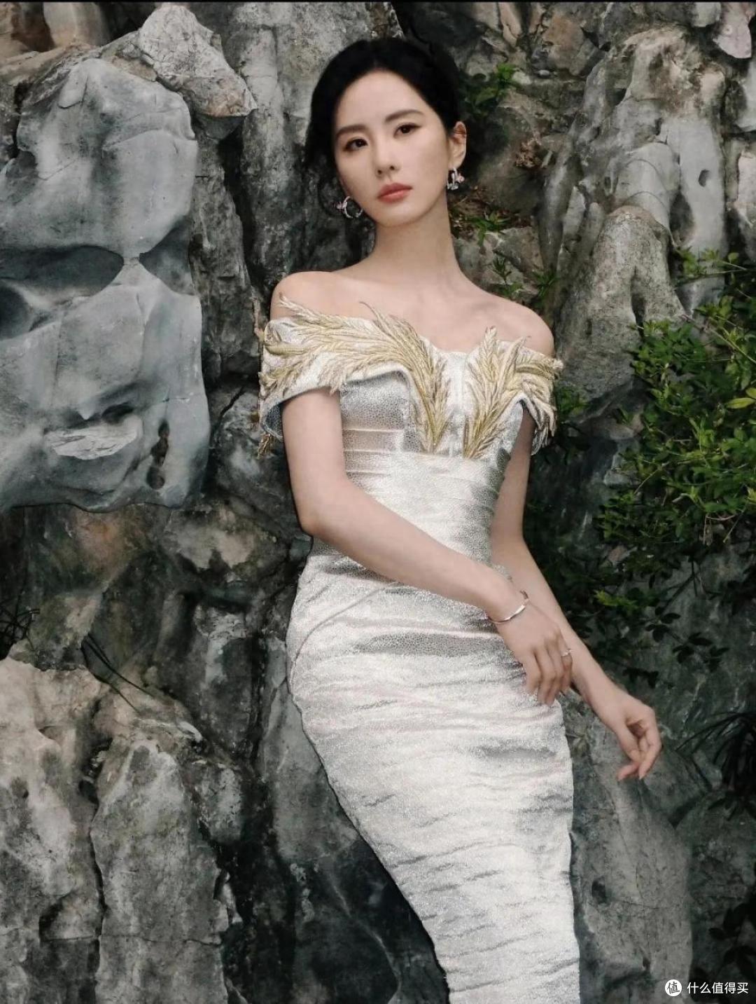 刘诗诗身穿银白色中式风鱼尾裙,完美演绎了东方美学的百变魅力