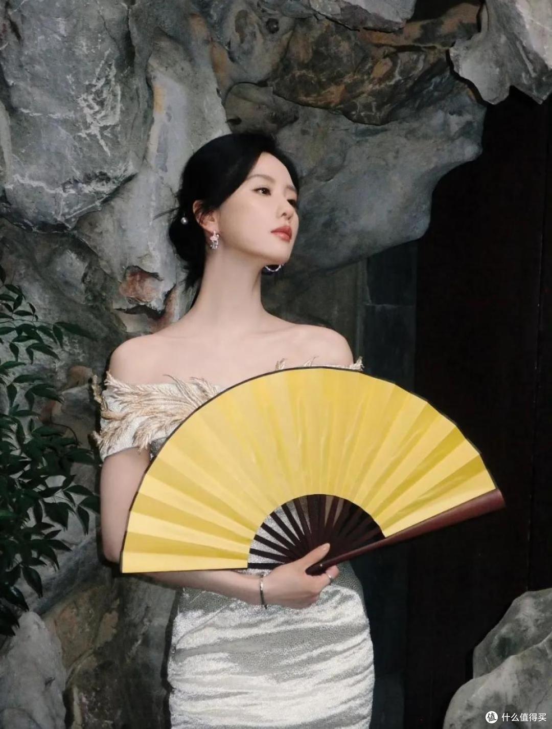 刘诗诗身穿银白色中式风鱼尾裙,完美演绎了东方美学的百变魅力
