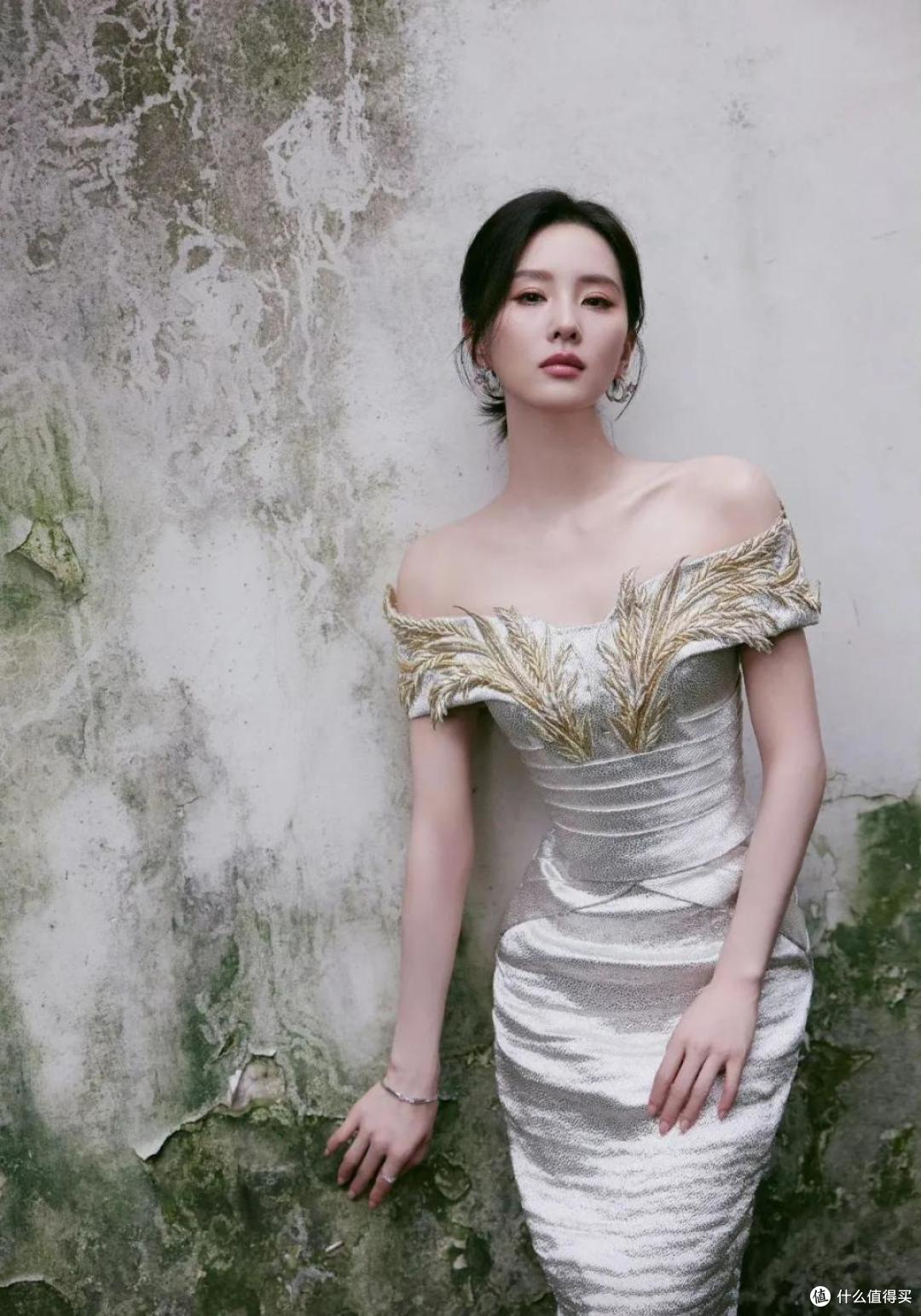刘诗诗身穿银白色中式风鱼尾裙,完美演绎了东方美学的百变魅力