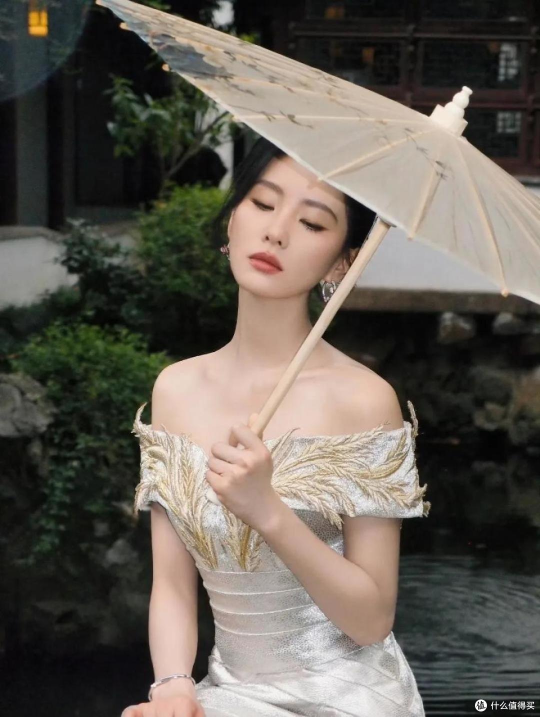 刘诗诗身穿银白色中式风鱼尾裙,完美演绎了东方美学的百变魅力