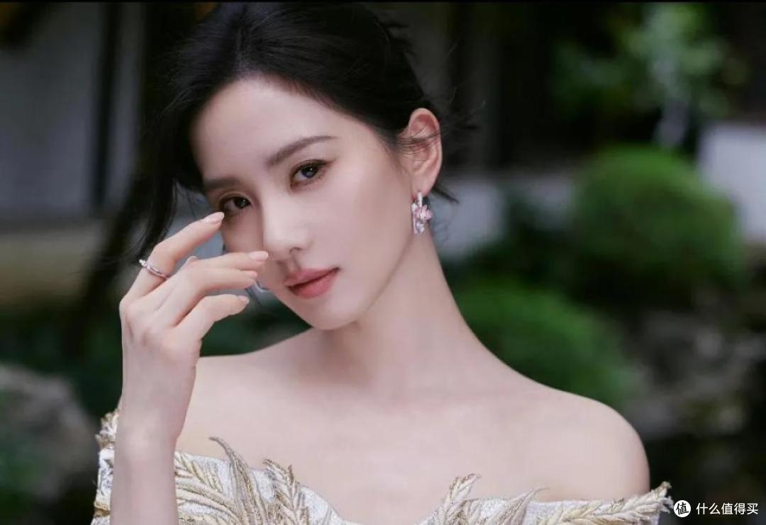 刘诗诗身穿银白色中式风鱼尾裙,完美演绎了东方美学的百变魅力