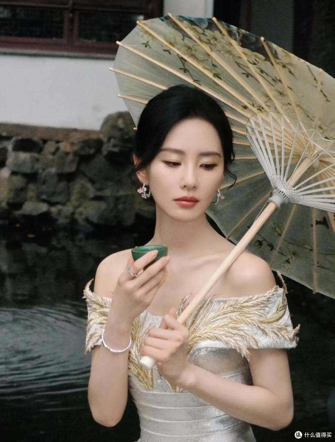 刘诗诗身穿银白色中式风鱼尾裙,完美演绎了东方美学的百变魅力