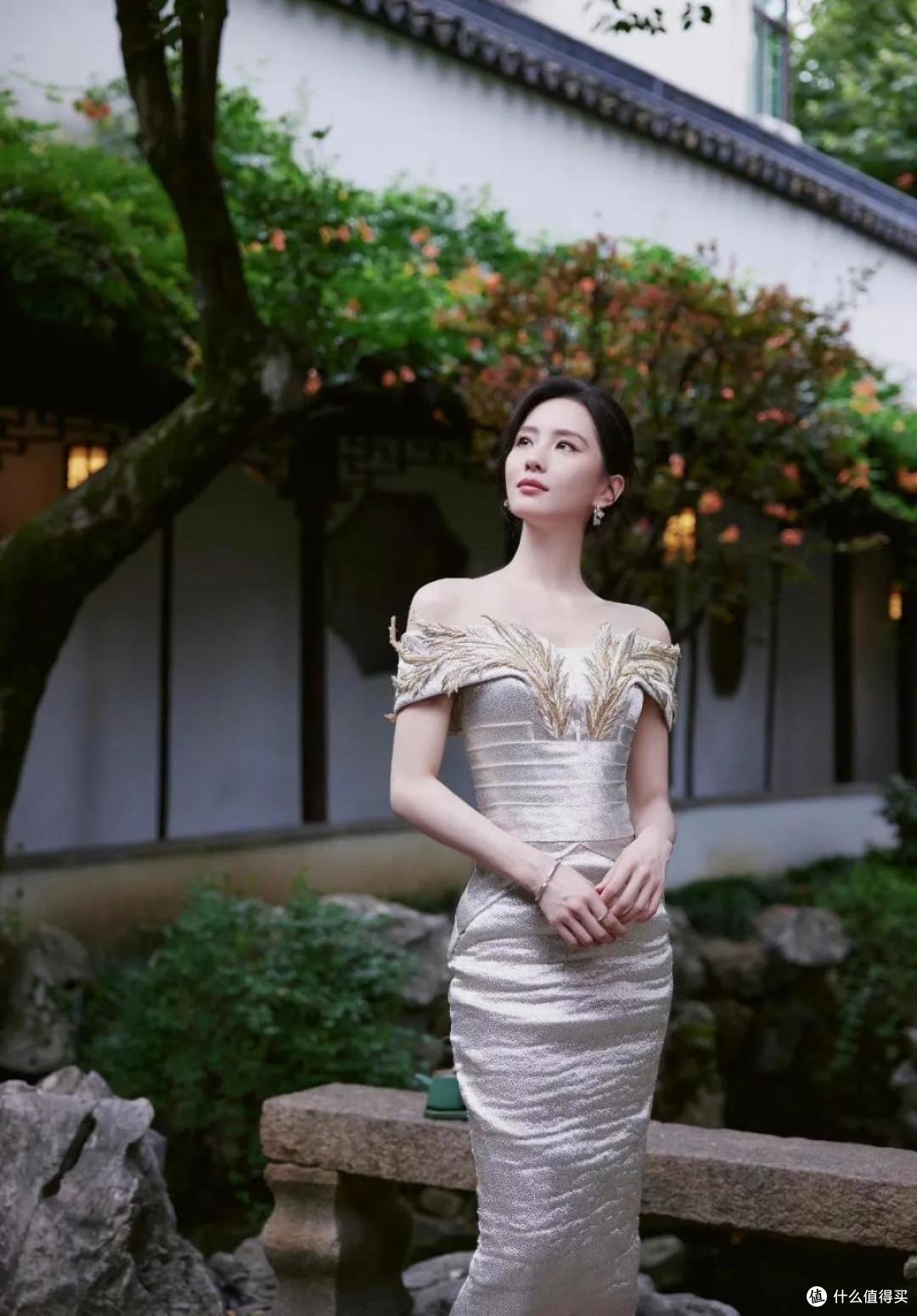 刘诗诗身穿银白色中式风鱼尾裙,完美演绎了东方美学的百变魅力