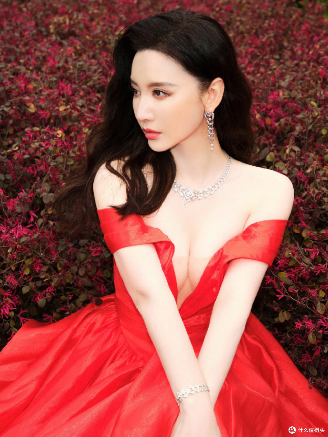 张萌一袭正红色深 V 礼服裙,尽显沙漏型身材,优雅又妩媚~