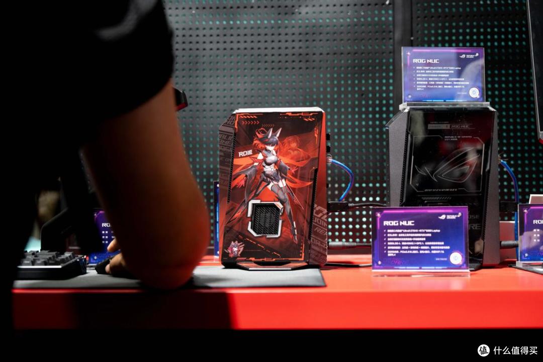 ROG NUC引爆BW2025!迷你机身掀桌搭二次元电竞风暴