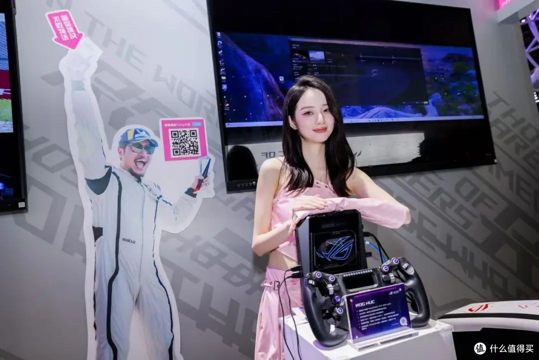 ROG NUC引爆BW2025!迷你机身掀桌搭二次元电竞风暴