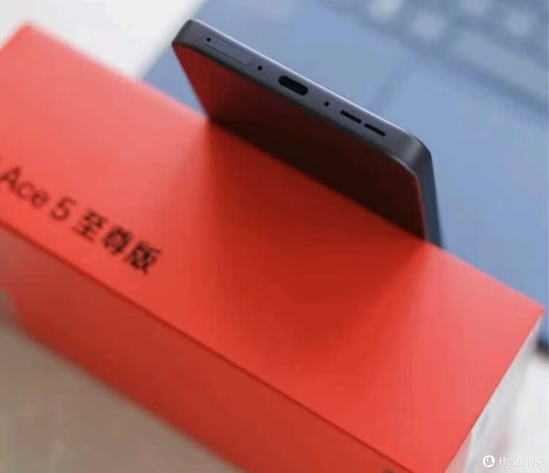 目前性价比最高的中端机，跑分322万+6700mAh，价格仅2039元