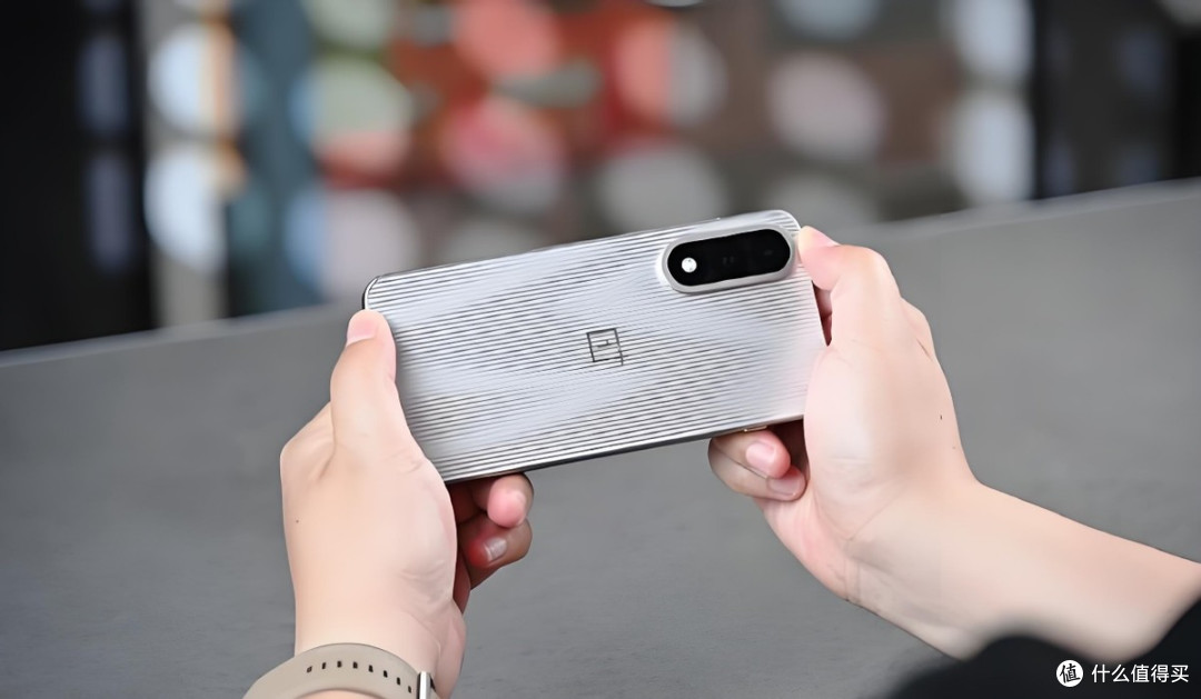 目前性价比最高的中端机，跑分322万+6700mAh，价格仅2039元