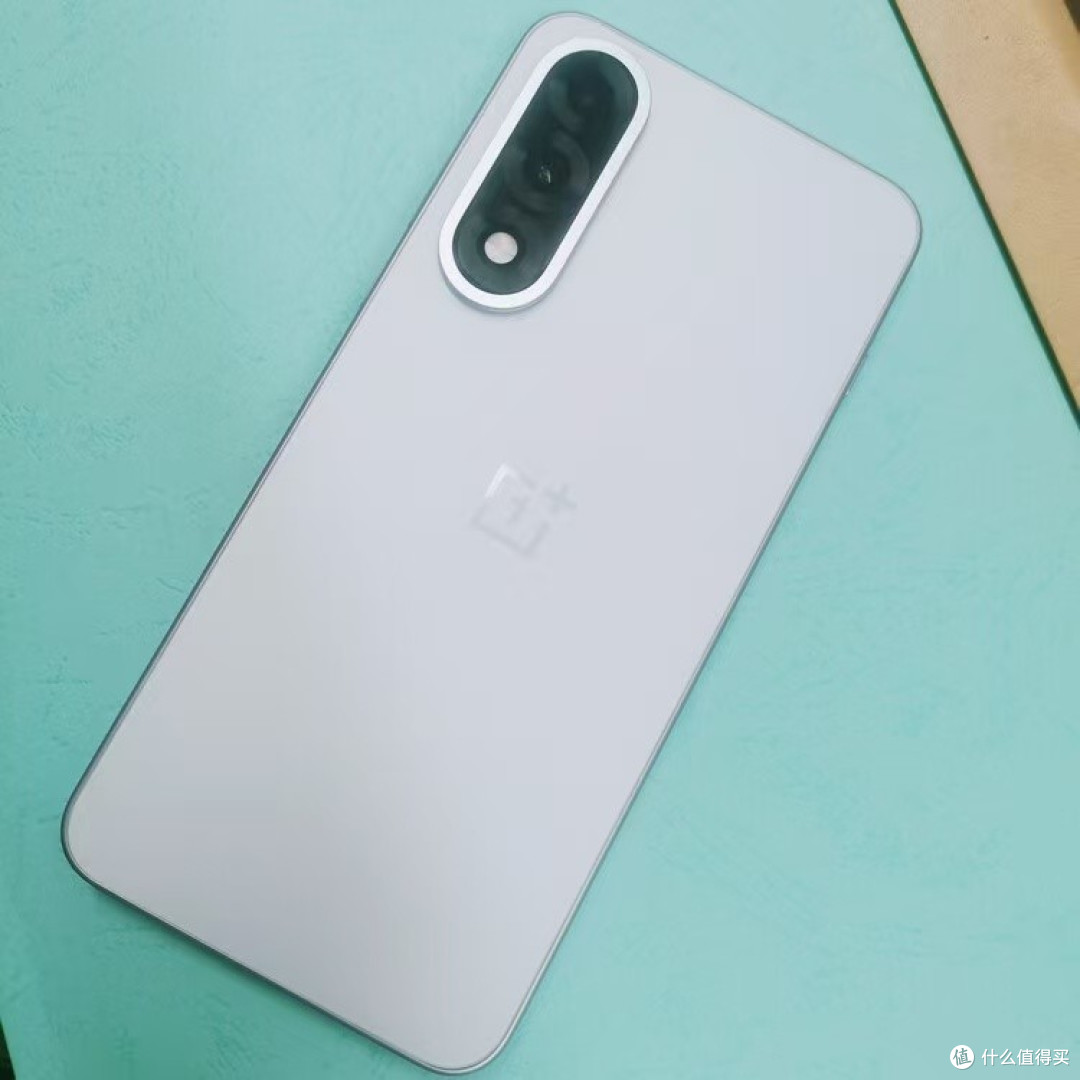 目前性价比最高的中端机，跑分322万+6700mAh，价格仅2039元