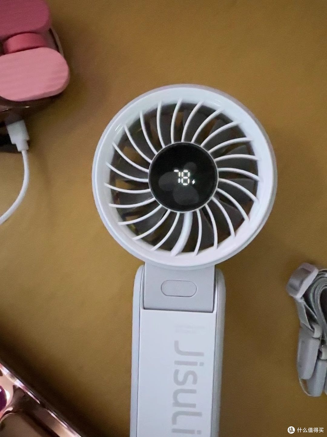 几素风扇:挂脖折叠都能行,一档吹 15 小时太顶了