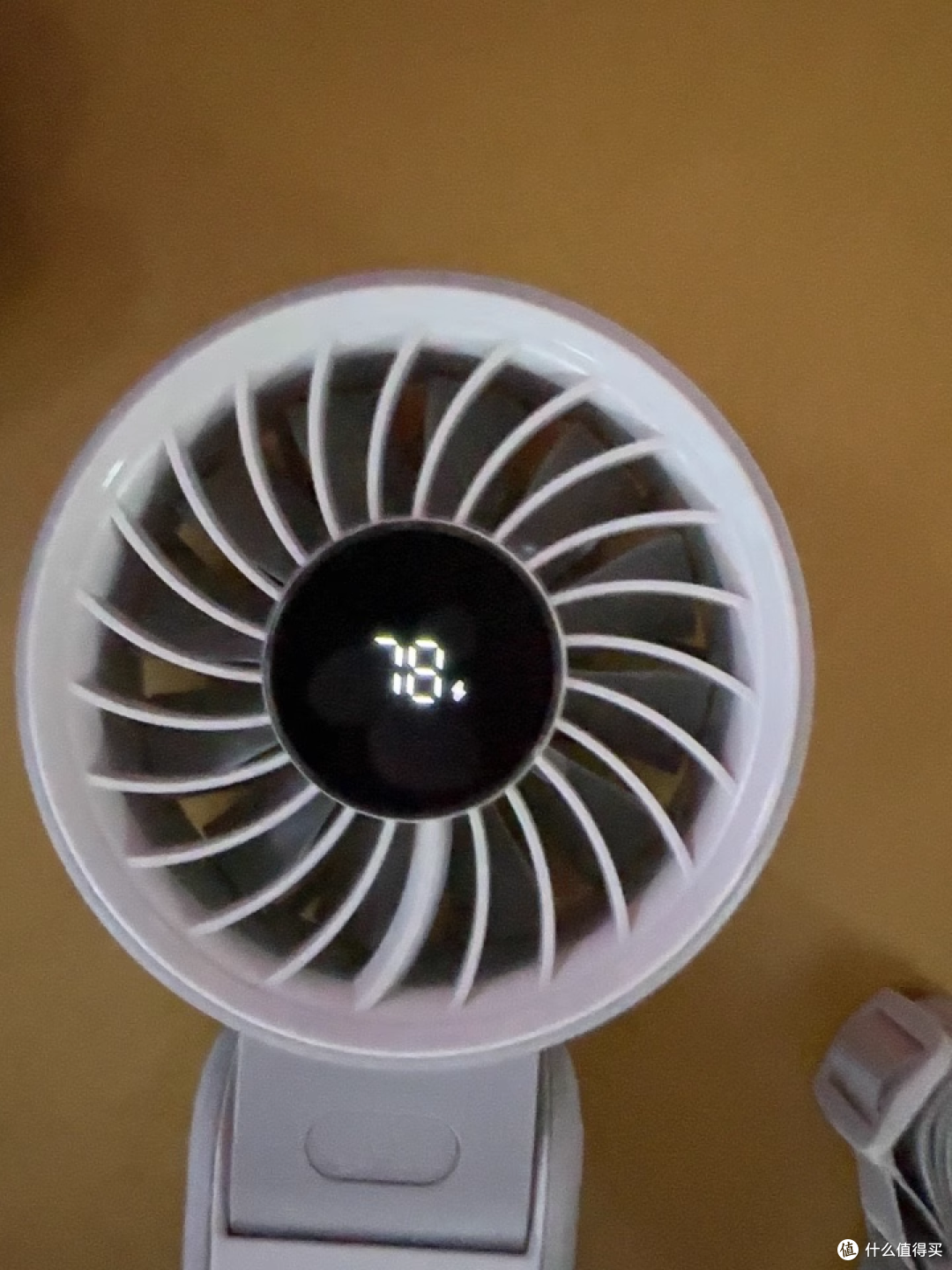 几素风扇:挂脖折叠都能行,一档吹 15 小时太顶了