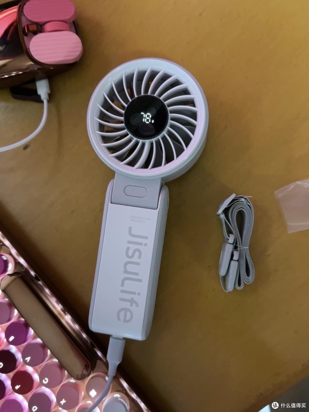 几素风扇:挂脖折叠都能行,一档吹 15 小时太顶了