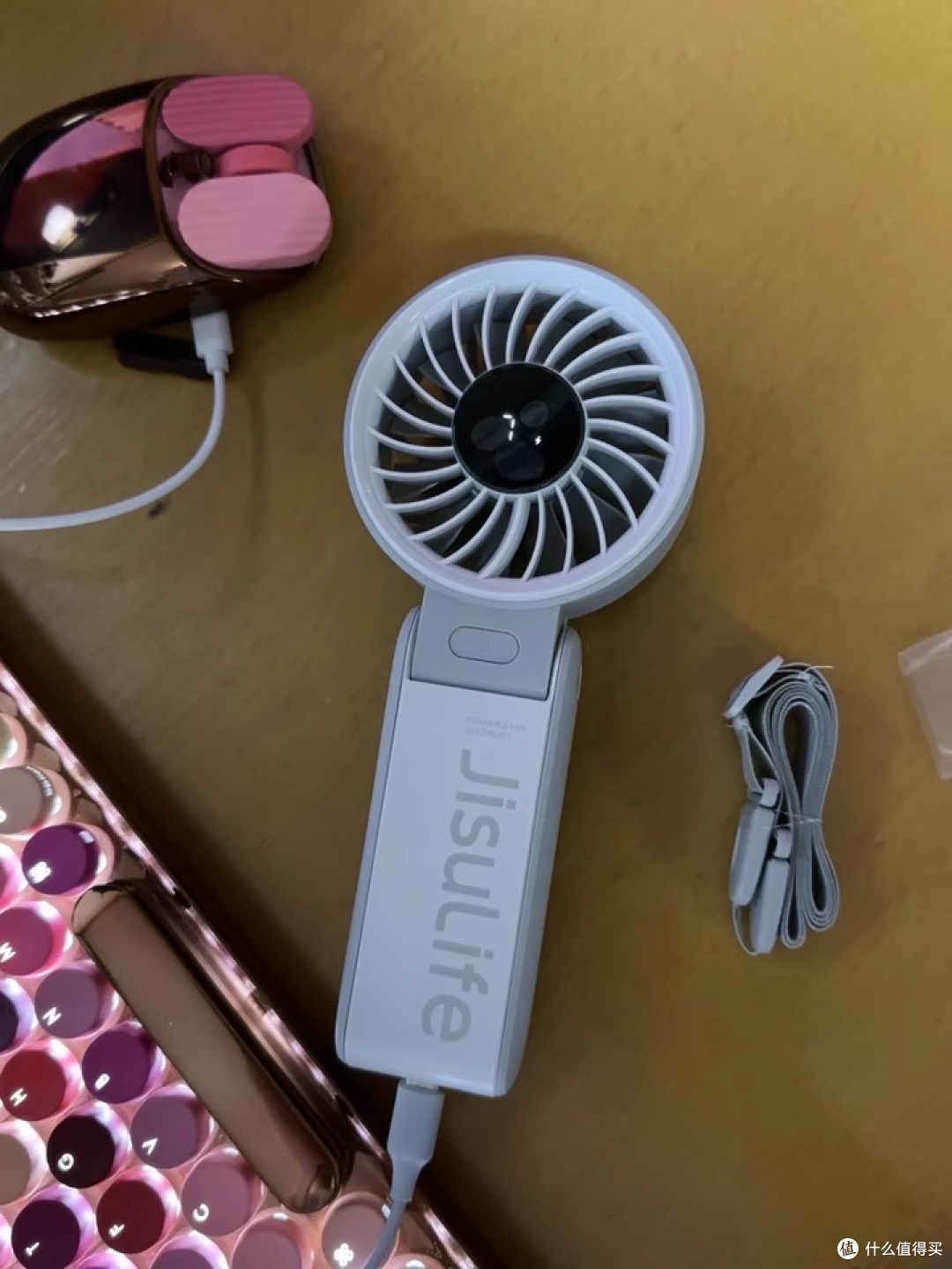 几素风扇:挂脖折叠都能行,一档吹 15 小时太顶了