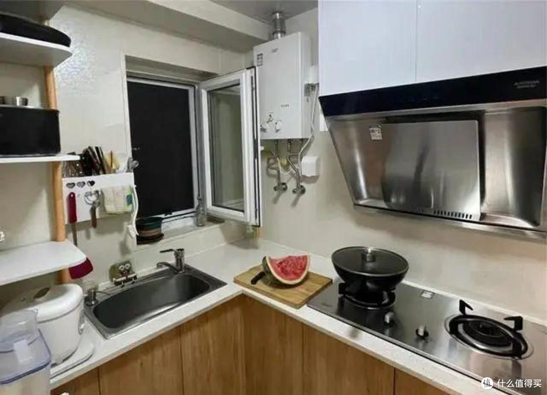 看了香港一姑娘的小屋,才知什么叫穷装,16㎡竟有2室2厅,好高级