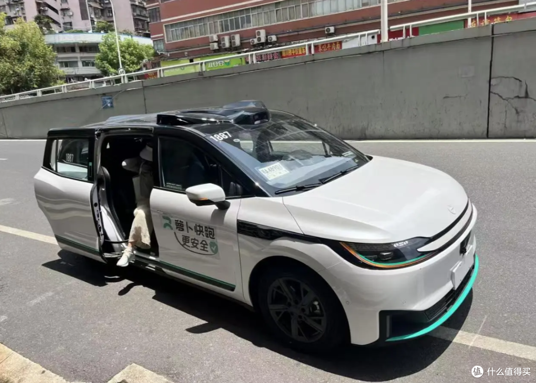 萝卜快跑推出包天无限行驶服务,每天仅需88元,无需驾照