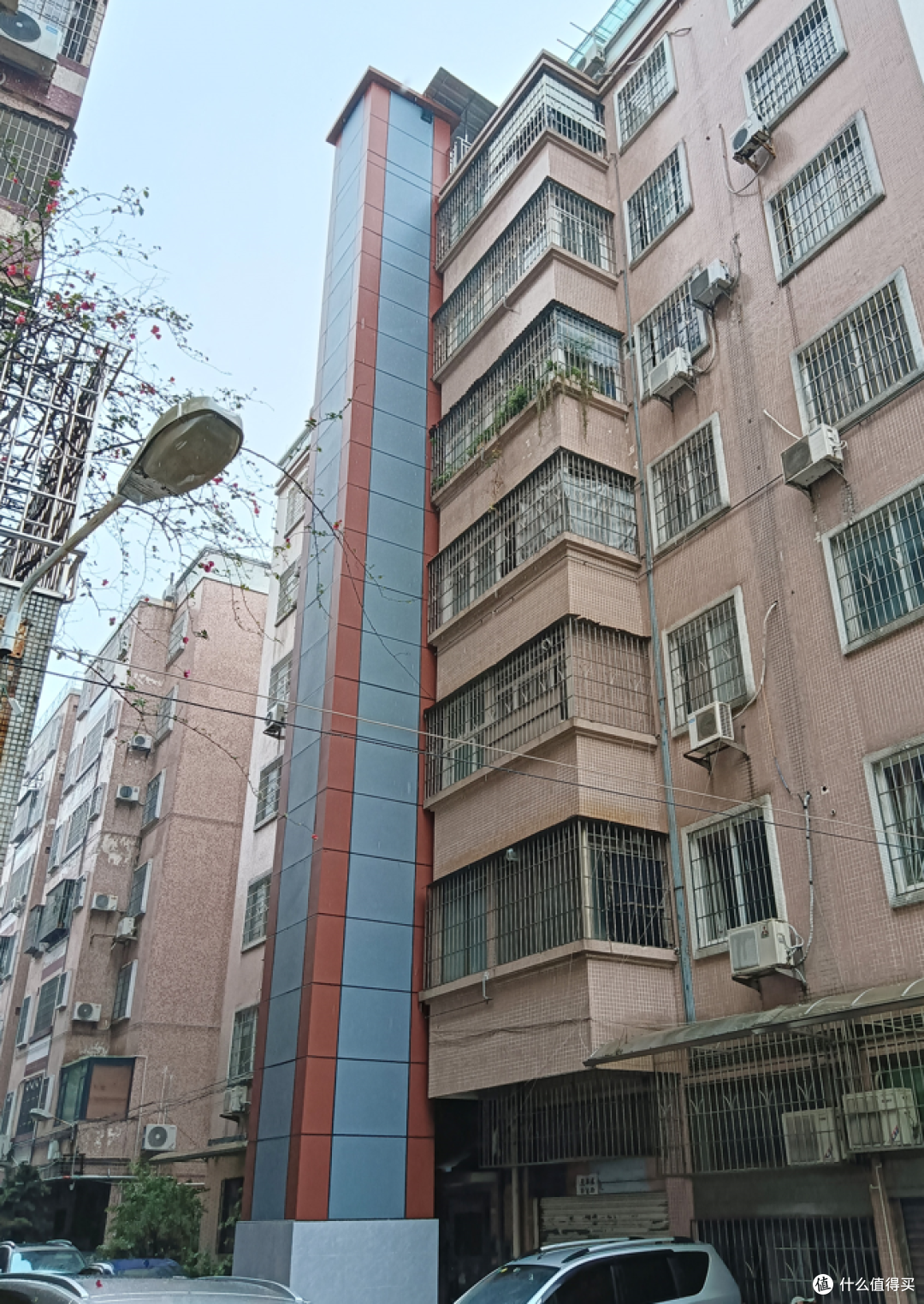 “座椅电梯”来了?旧房加装电梯有了新方案,业主不用再吵了!