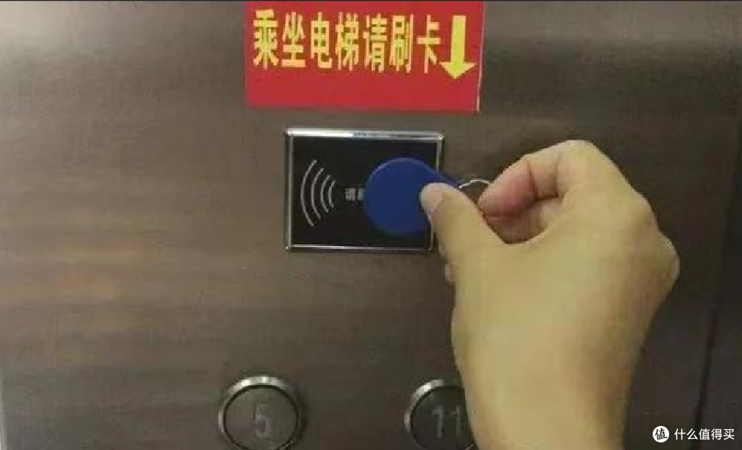 “座椅电梯”来了?旧房加装电梯有了新方案,业主不用再吵了!