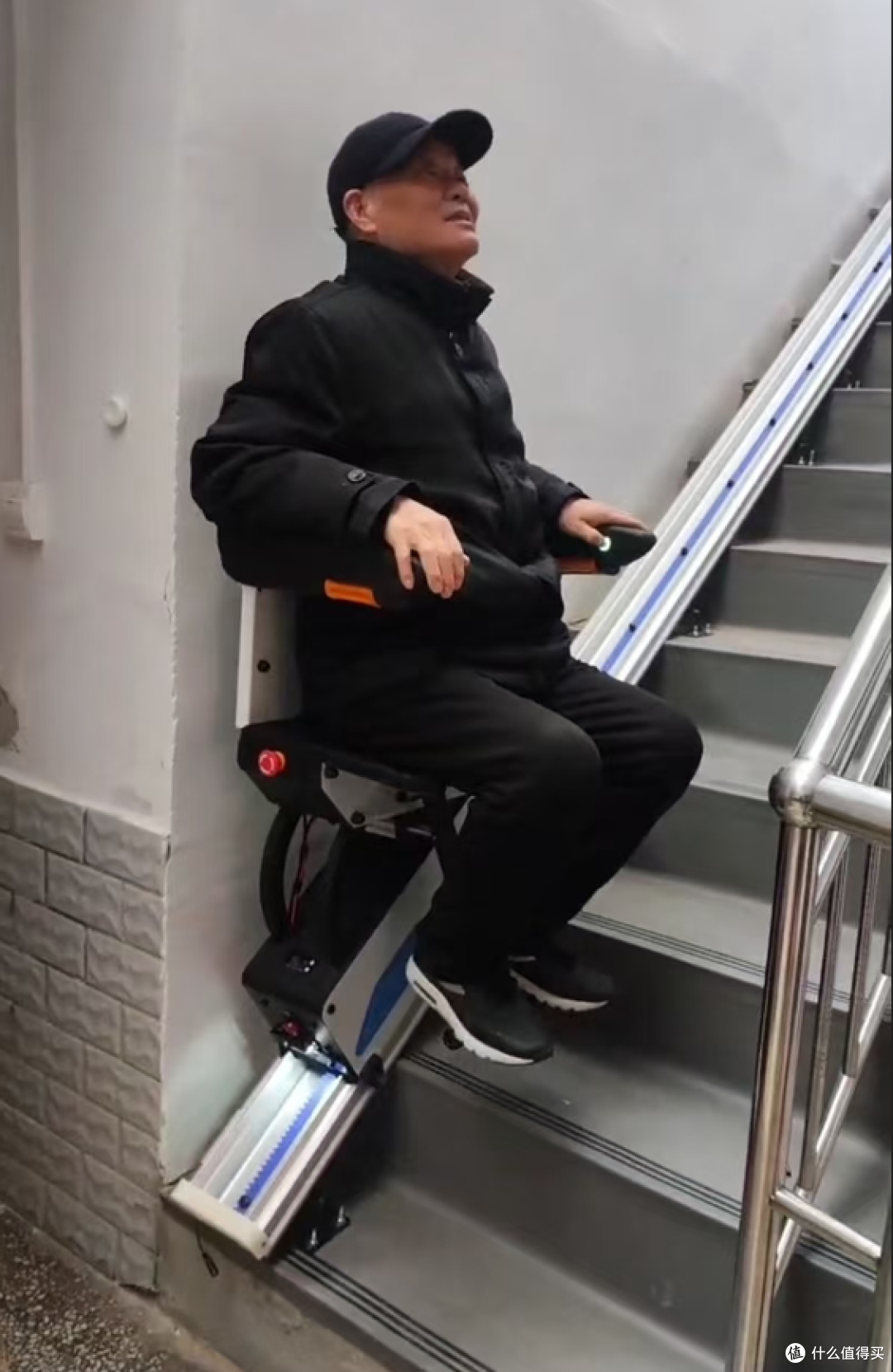 “座椅电梯”来了?旧房加装电梯有了新方案,业主不用再吵了!