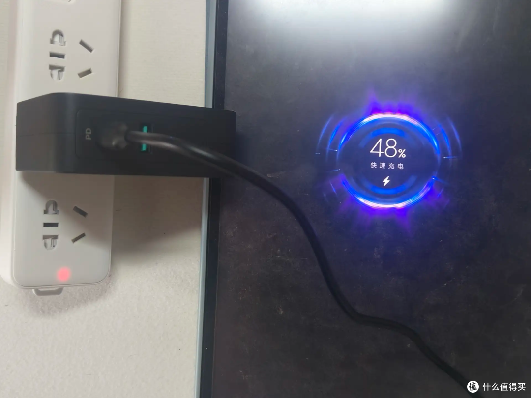 使用100W充电器搭配普通充电线智能快速充电