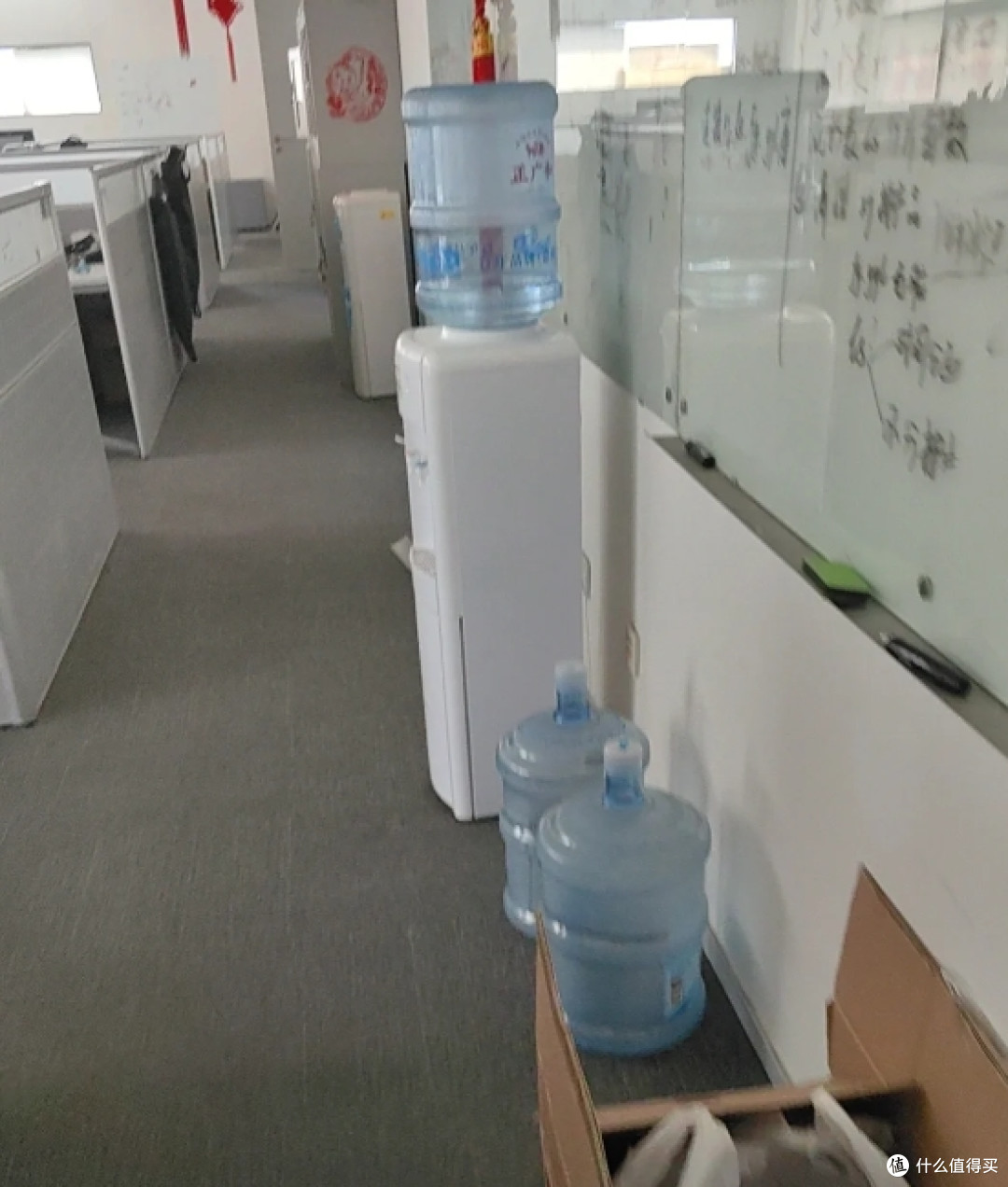 放桶装水的“饮水机”,为什么很少见了?网友:沦为时代的眼泪