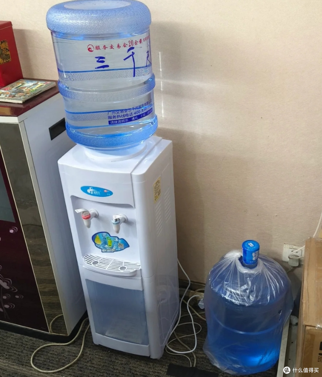 放桶装水的“饮水机”,为什么很少见了?网友:沦为时代的眼泪
