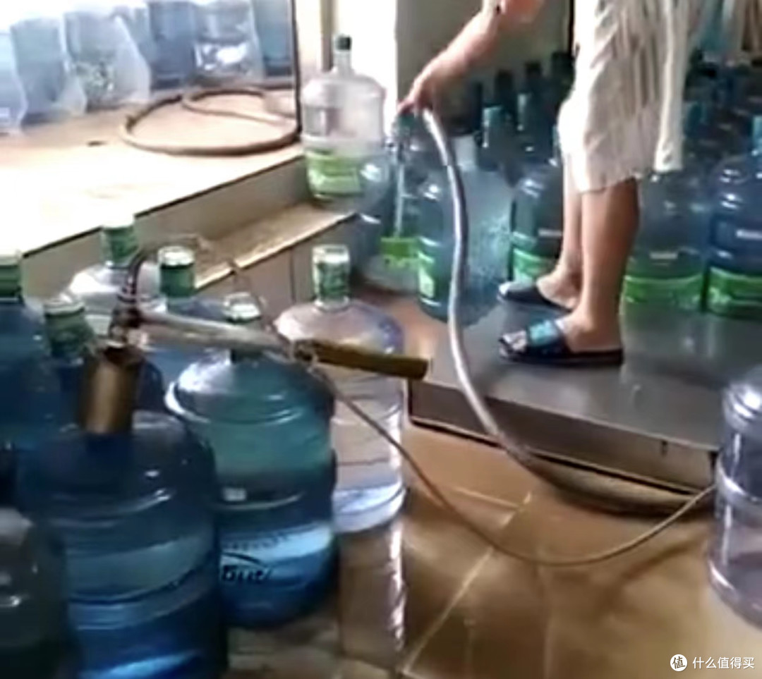 放桶装水的“饮水机”,为什么很少见了?网友:沦为时代的眼泪