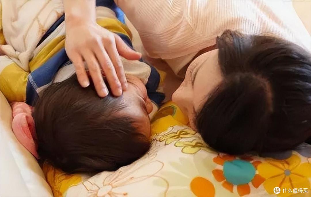 为啥宝宝被妈妈打骂后还求抱抱?妈妈隔着马路也能看出女儿不开心