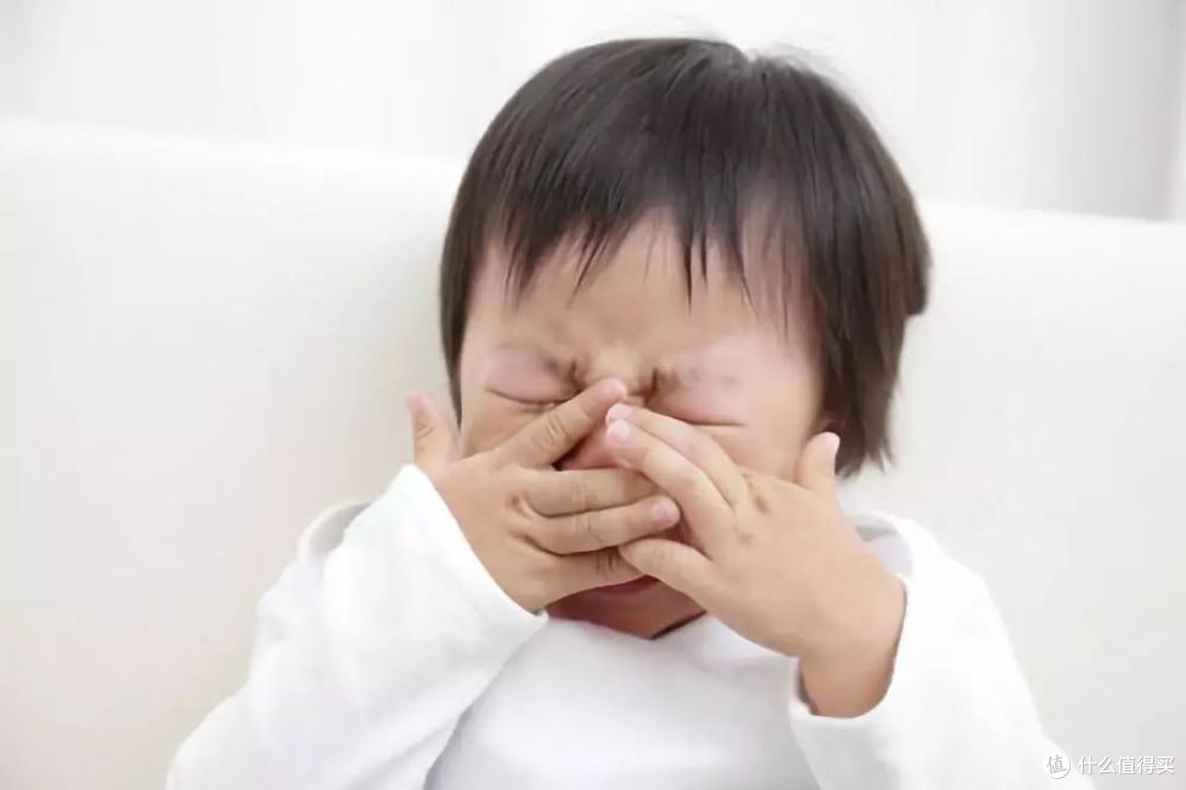 为啥宝宝被妈妈打骂后还求抱抱?妈妈隔着马路也能看出女儿不开心