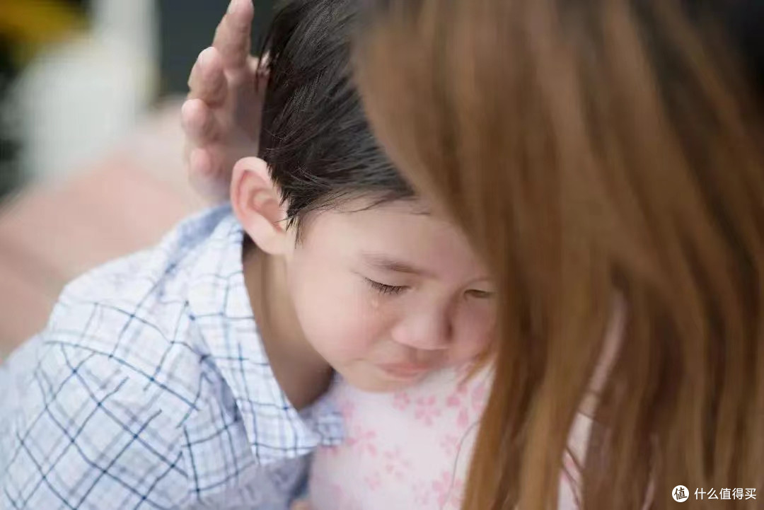 为啥宝宝被妈妈打骂后还求抱抱?妈妈隔着马路也能看出女儿不开心