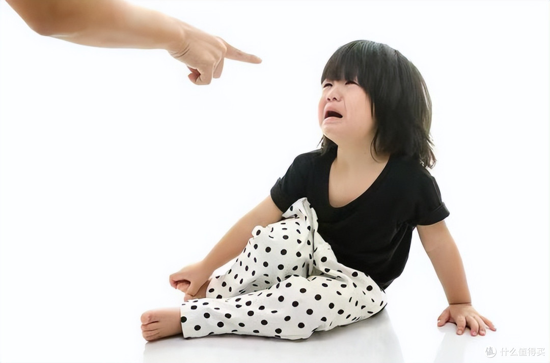 为啥宝宝被妈妈打骂后还求抱抱?妈妈隔着马路也能看出女儿不开心